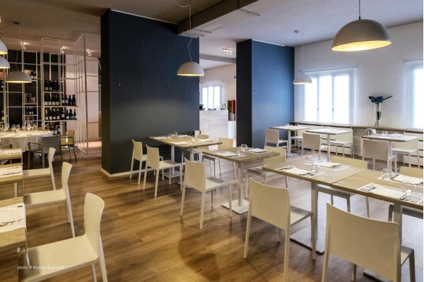 Пластиковий стілець Pedrali Volt 670/BI Білий-10