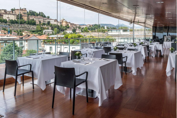 Пластиковий стілець Pedrali Volt 675/BI Білий-11