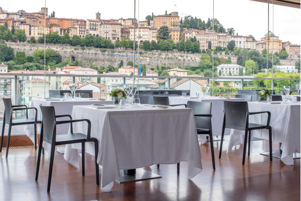 Пластиковий стілець Pedrali Volt 675/NE Чорний-8