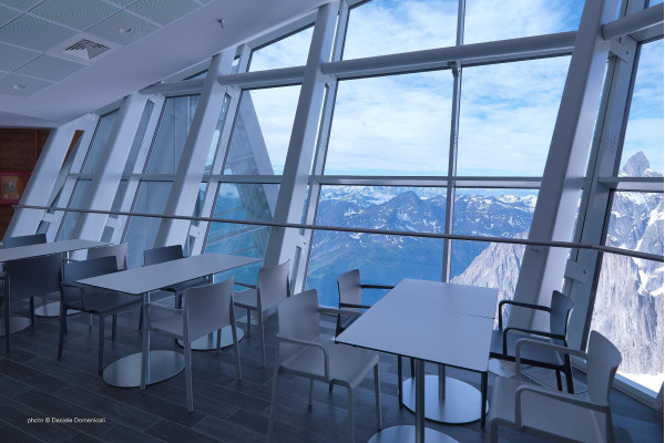 Пластиковий стілець Pedrali Volt 675/BI Білий-9